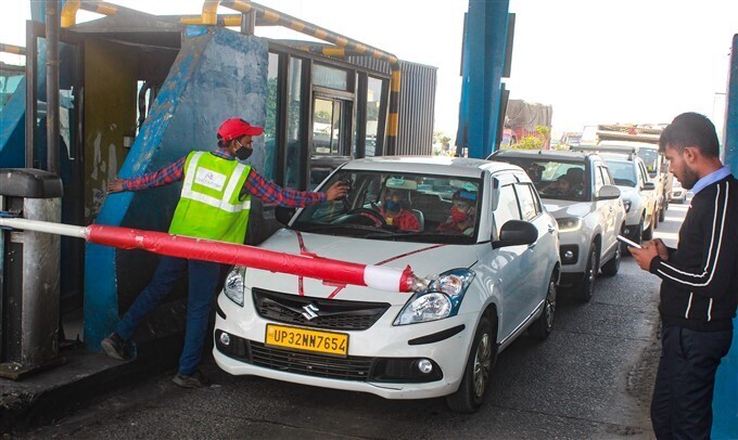 രാജ്യത്ത് ഫാസ്ടാഗ് നിര്‍ബന്ധമാക്കി, ടോള്‍പ്ലാസകളില്‍ നിന്നുള്ള ചിത്രങ്ങള്‍