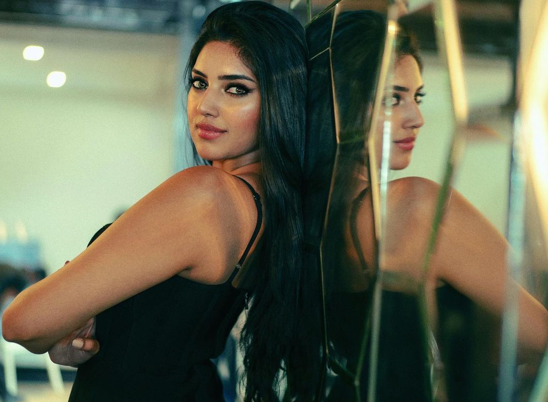 ഗ്ലാമർ ലുക്കിൽ രുഹിക ദാസ്- ചിത്രങ്ങൾ കാണാം