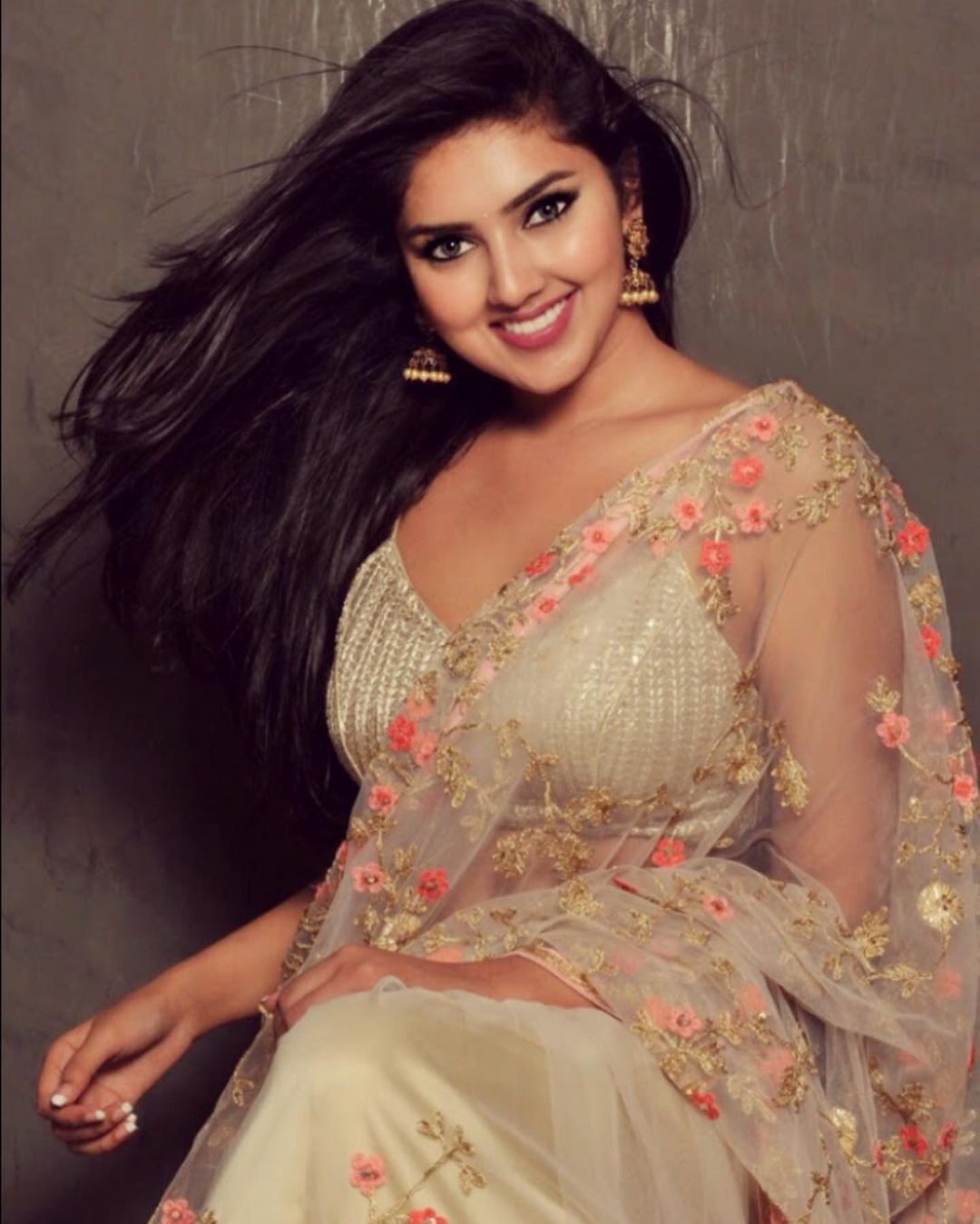 ഗ്ലാമർ ലുക്കിൽ രുഹിക ദാസ്- ചിത്രങ്ങൾ കാണാം