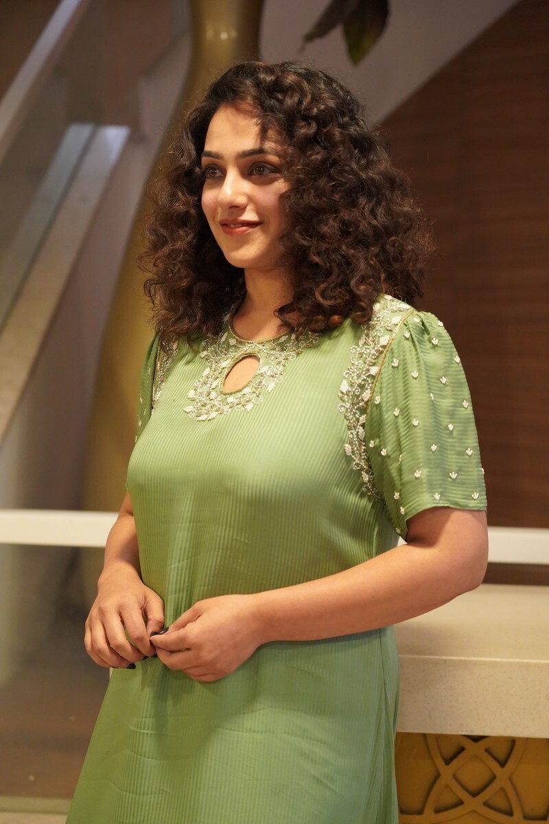 പച്ചയിൽ തിളങ്ങി മലയാളികളുടെ പ്രിയ നായിക- നിത്യ മേനോന്റെ ഏറ്റവും പുതിയ ചിത്രങ്ങൾ