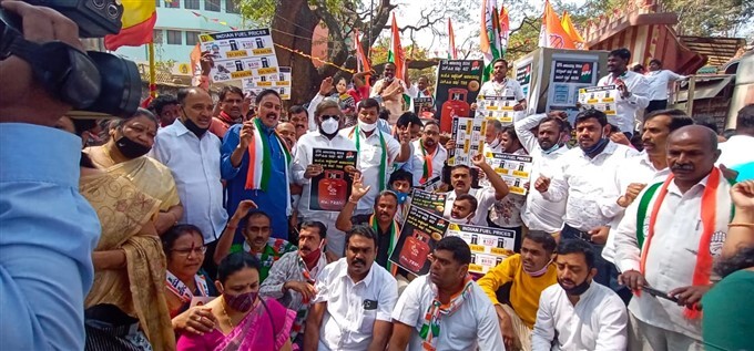 ಚಿತ್ರಗಳು : ತೈಲ ಬೆಲೆ ಏರಿಕೆಯ ವಿರುದ್ಧ ವಿರೋಧ ಪಕ್ಷಗಳ ಪ್ರತಿಭಟನೆ 