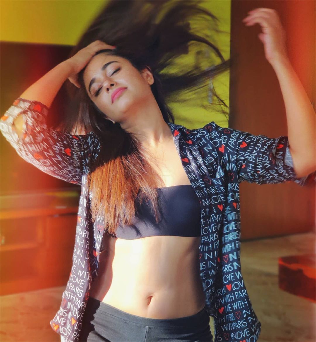 ഗ്ലാമര്‍ ലുക്കില്‍ പൂനം ബജ്‌വയുടെ പുതിയ ചിത്രങ്ങള്‍