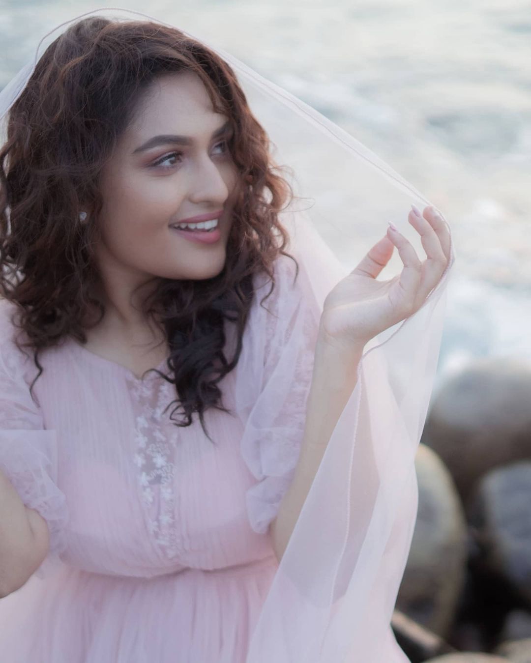 മനം മയക്കും പ്രയാഗ; പുതിയ ചിത്രങ്ങള്‍ കാണാം