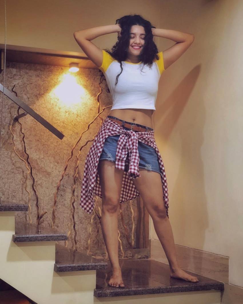 ആരെയും ആകര്‍ഷിപ്പിക്കും റിതിക സിങിന്റെ ഈ ചിത്രങ്ങള്‍