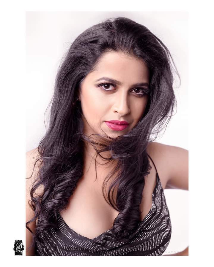 ഹോട്ട് ലുക്കില്‍ സാധിക വേണുഗോപാല്‍: ചിത്രങ്ങള്‍ കാണാം