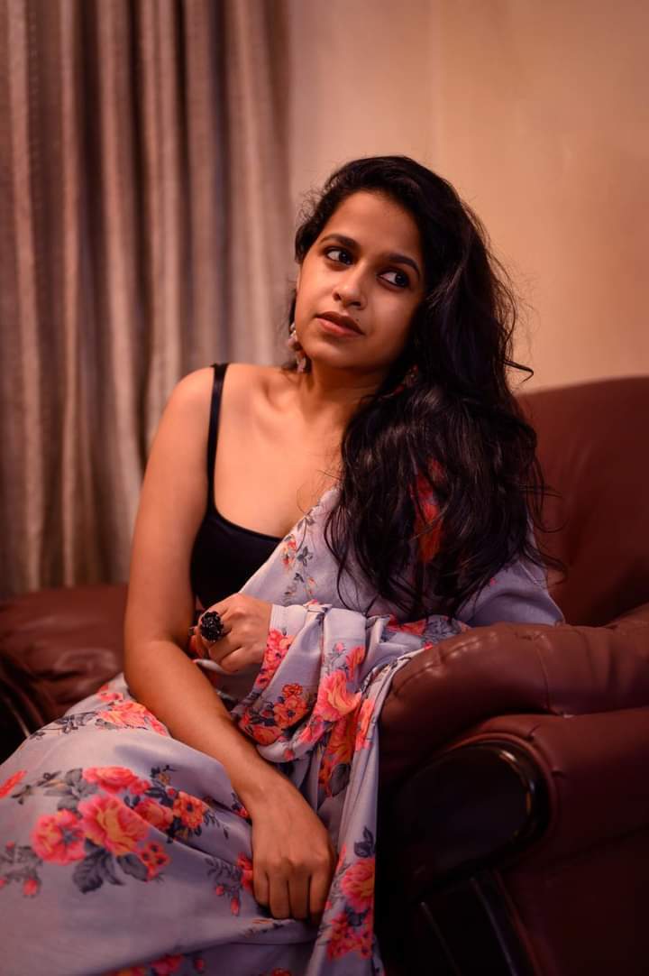 ഹോട്ട് ലുക്കില്‍ സാധിക വേണുഗോപാല്‍: ചിത്രങ്ങള്‍ കാണാം