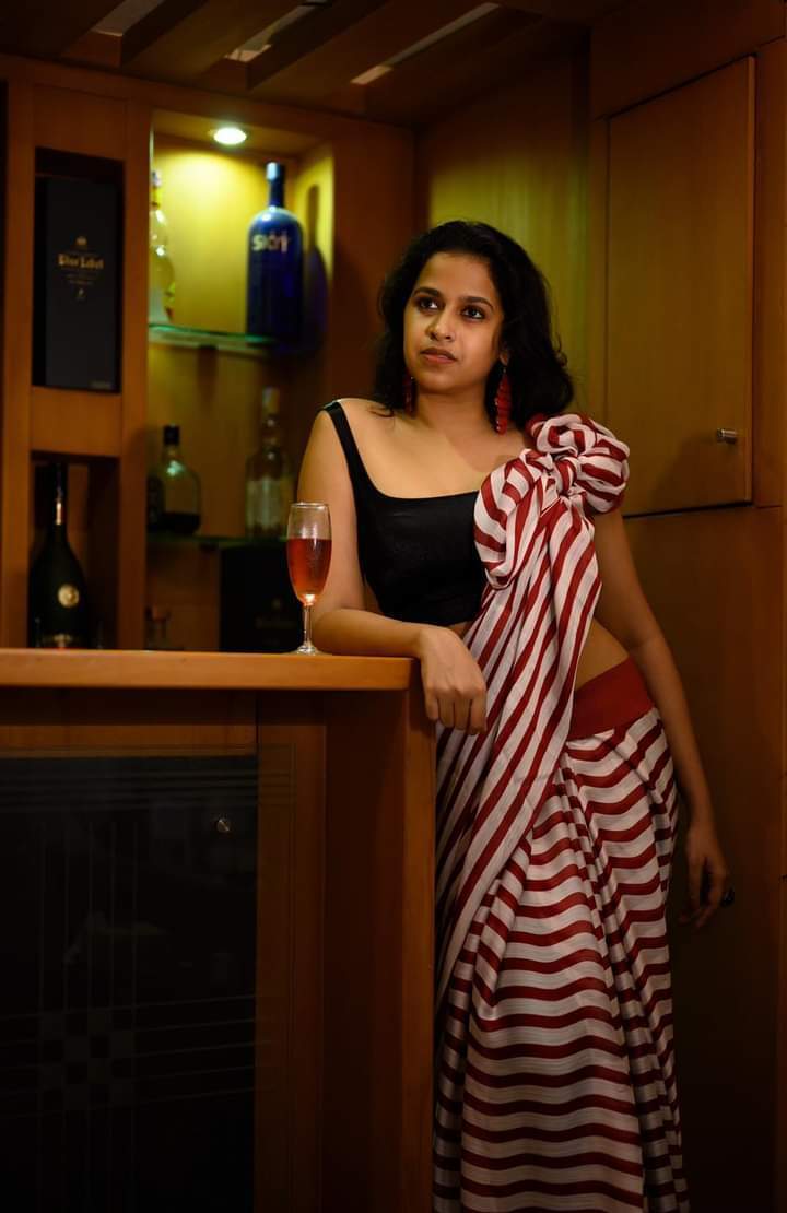 ഹോട്ട് ലുക്കില്‍ സാധിക വേണുഗോപാല്‍: ചിത്രങ്ങള്‍ കാണാം