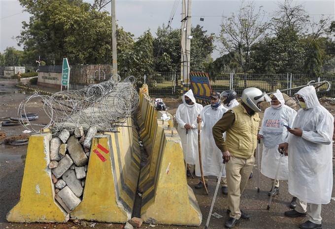Security beefed up at borders in New Delhi