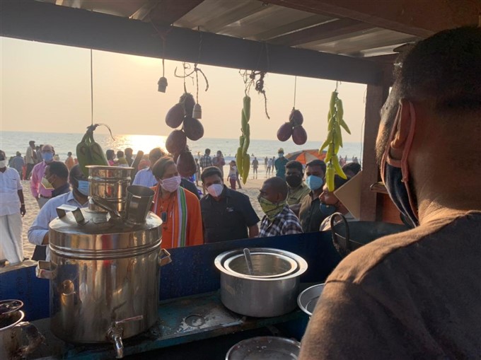 Shashi Tharoor Interacts with People At Thiruvananthapuram beaches