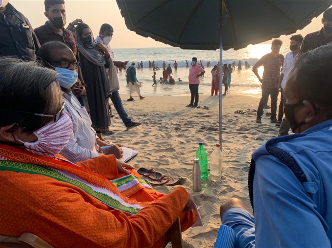 Shashi Tharoor Interacts with People At Thiruvananthapuram beaches