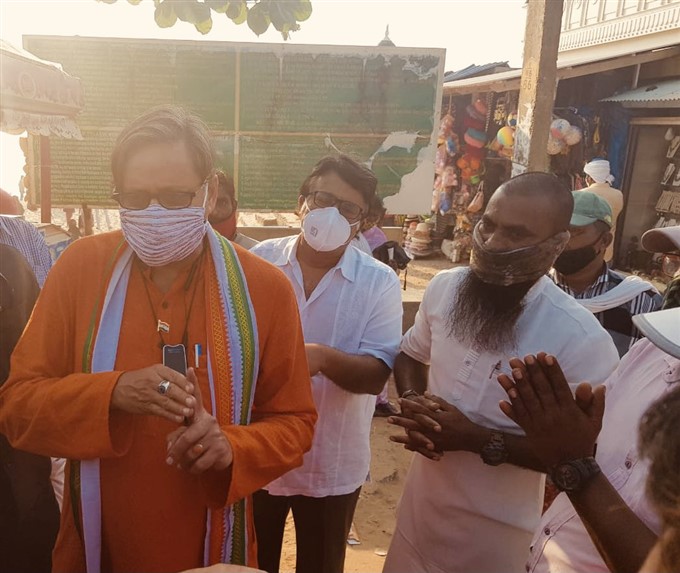 Shashi Tharoor Interacts with People At Thiruvananthapuram beaches