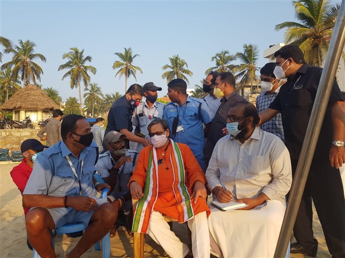 Shashi Tharoor Interacts with People At Thiruvananthapuram beaches