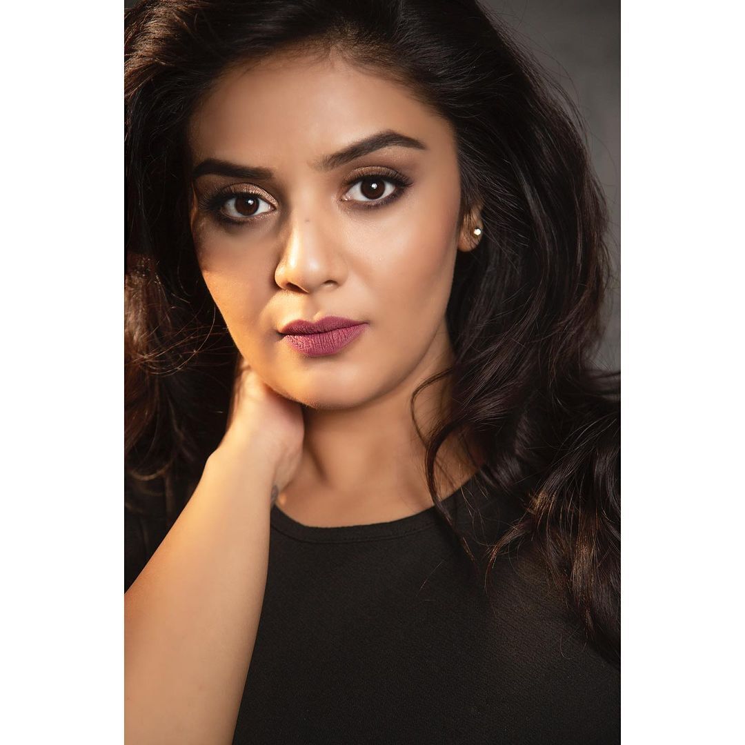 കറുപ്പഴകിൽ ശ്രീമുഖി- ചിത്രങ്ങൾ കാണാം