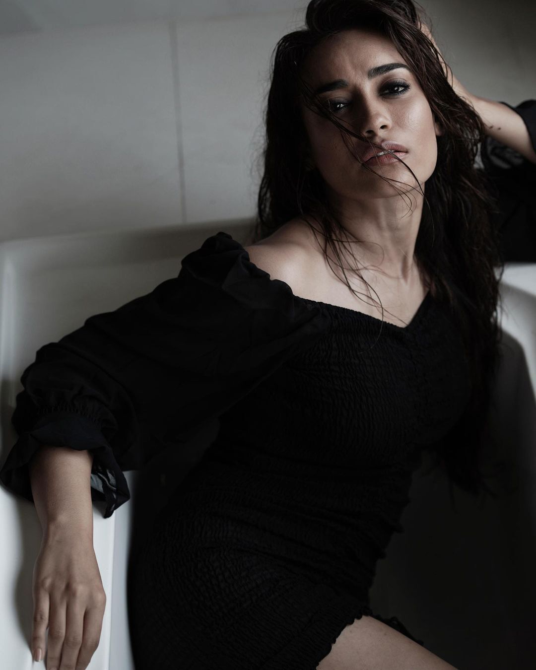 കറുപ്പിൽ ഗ്ലാമർ ലുക്കിൽ നടി സുർഭി ജ്യോതിയുടെ ചിത്രങ്ങൾ