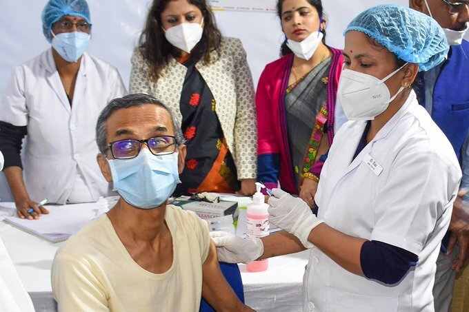 രണ്ടാംഘട്ട കൊറോണ വാക്‌സിനേഷന്‍ തുടങ്ങി: ചിത്രങ്ങള്‍