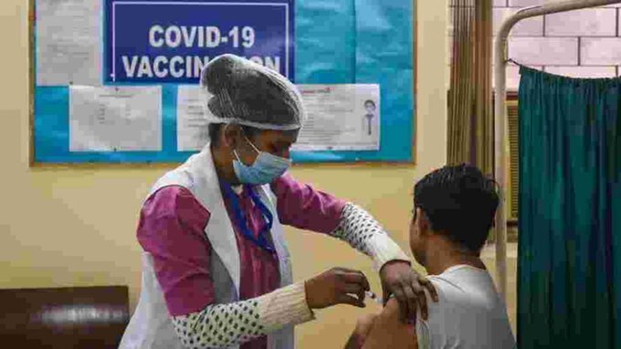 രണ്ടാംഘട്ട കൊറോണ വാക്‌സിനേഷന്‍ തുടങ്ങി: ചിത്രങ്ങള്‍