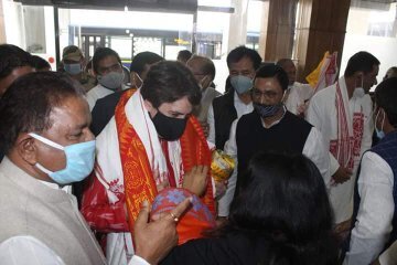 കോൺഗ്രസ് നേതാവ് പ്രിയങ്ക ഗാന്ധി ഗുവാഹത്തി കാമാഖ്യ ക്ഷേത്രം സന്ദർശിച്ചപ്പോൾ.. ചിത്രങ്ങൾ കാണാം