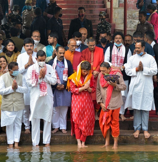 കോൺഗ്രസ് നേതാവ് പ്രിയങ്ക ഗാന്ധി ഗുവാഹത്തി കാമാഖ്യ ക്ഷേത്രം സന്ദർശിച്ചപ്പോൾ.. ചിത്രങ്ങൾ കാണാം