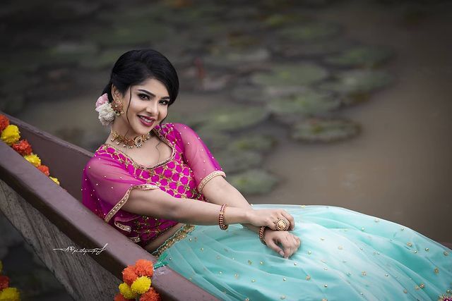 புடவையில் தொடை காட்டி கவர்ச்சி...பவித்ர லட்சுமி போட்டோஸ்