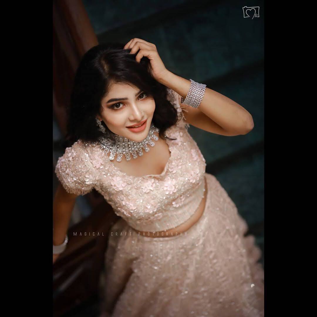 புடவையில் தொடை காட்டி கவர்ச்சி...பவித்ர லட்சுமி போட்டோஸ்