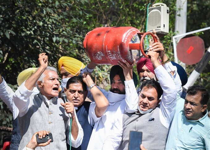 ഇന്ധനവില വര്‍ധനയ്‌ക്കെതിരായ പ്രതിപക്ഷ കക്ഷികളുടെ പ്രതിഷേധം, ചിത്രങ്ങള്‍ കാണാം