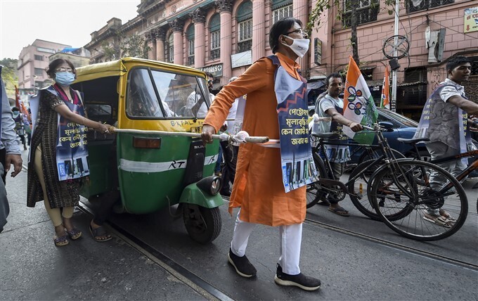 ഇന്ധനവില വര്‍ധനയ്‌ക്കെതിരായ പ്രതിപക്ഷ കക്ഷികളുടെ പ്രതിഷേധം, ചിത്രങ്ങള്‍ കാണാം
