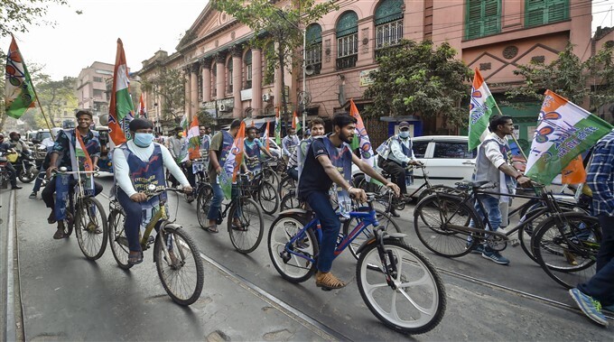 ഇന്ധനവില വര്‍ധനയ്‌ക്കെതിരായ പ്രതിപക്ഷ കക്ഷികളുടെ പ്രതിഷേധം, ചിത്രങ്ങള്‍ കാണാം