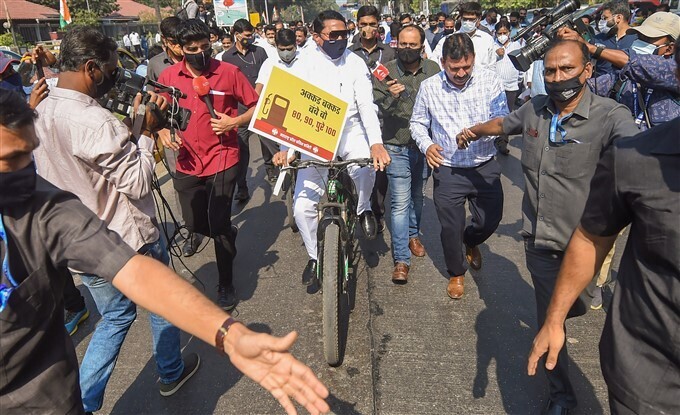 ഇന്ധനവില വര്‍ധനയ്‌ക്കെതിരായ പ്രതിപക്ഷ കക്ഷികളുടെ പ്രതിഷേധം, ചിത്രങ്ങള്‍ കാണാം