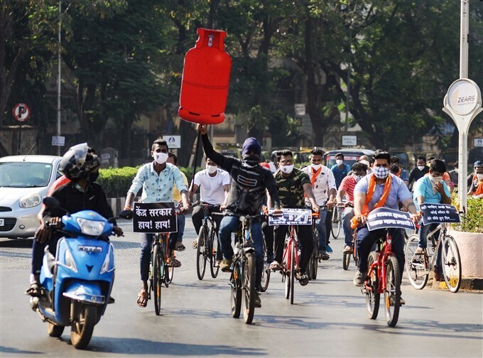 ഇന്ധനവില വര്‍ധനയ്‌ക്കെതിരായ പ്രതിപക്ഷ കക്ഷികളുടെ പ്രതിഷേധം, ചിത്രങ്ങള്‍ കാണാം
