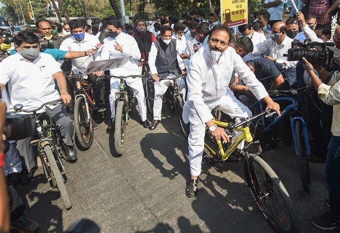 ഇന്ധനവില വര്‍ധനയ്‌ക്കെതിരായ പ്രതിപക്ഷ കക്ഷികളുടെ പ്രതിഷേധം, ചിത്രങ്ങള്‍ കാണാം