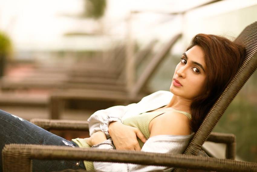 നടി ദീപ്തി സേത്തിയുടെ ലേറ്റസ്റ്റ് ഗ്ലാമര്‍ ചിത്രങ്ങള്‍