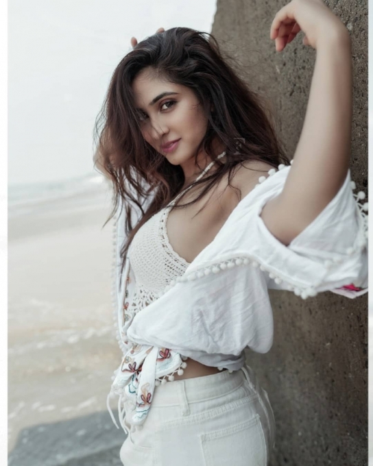 നടി ദീപ്തി സേത്തിയുടെ ലേറ്റസ്റ്റ് ഗ്ലാമര്‍ ചിത്രങ്ങള്‍