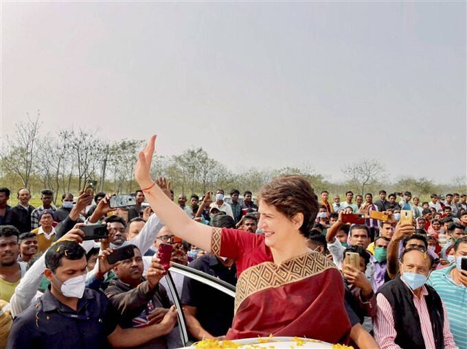 അസ്സമിലെ വനിതാ തൊഴിലാളികള്‍ക്കൊപ്പം പ്രിയങ്കാഗാന്ധി, ചിത്രങ്ങള്‍ കാണാം