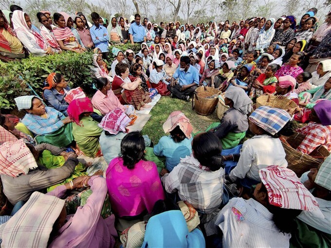 അസ്സമിലെ വനിതാ തൊഴിലാളികള്‍ക്കൊപ്പം പ്രിയങ്കാഗാന്ധി, ചിത്രങ്ങള്‍ കാണാം