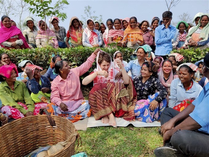അസ്സമിലെ വനിതാ തൊഴിലാളികള്‍ക്കൊപ്പം പ്രിയങ്കാഗാന്ധി, ചിത്രങ്ങള്‍ കാണാം