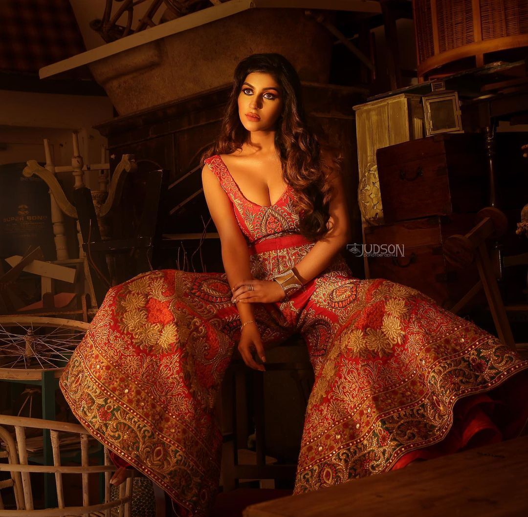 ഹോട്ട് ലുക്കില്‍ യാഷിക ആനന്ദ്