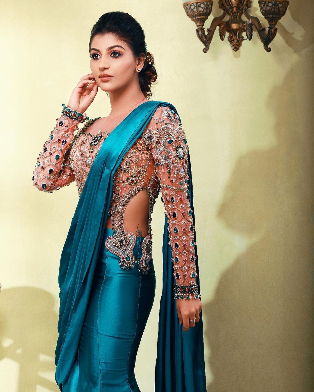 ഹോട്ട് ലുക്കില്‍ യാഷിക ആനന്ദ്