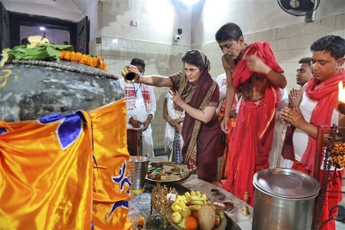 അസമില്‍ പ്രിയങ്കാഗാന്ധിയുടെ തെരഞ്ഞെടുപ്പ് പ്രചാരണം തുടരുന്നു, തേസ്പൂരില്‍ നിന്നുള്ള ചിത്രങ്ങള്‍ 