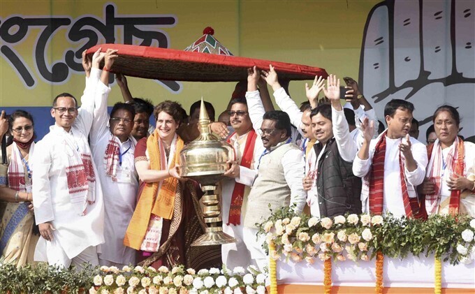 അസമില്‍ പ്രിയങ്കാഗാന്ധിയുടെ തെരഞ്ഞെടുപ്പ് പ്രചാരണം തുടരുന്നു, തേസ്പൂരില്‍ നിന്നുള്ള ചിത്രങ്ങള്‍ 