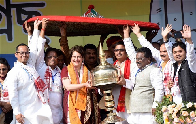 അസമില്‍ പ്രിയങ്കാഗാന്ധിയുടെ തെരഞ്ഞെടുപ്പ് പ്രചാരണം തുടരുന്നു, തേസ്പൂരില്‍ നിന്നുള്ള ചിത്രങ്ങള്‍ 