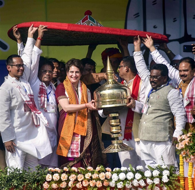 അസമില്‍ പ്രിയങ്കാഗാന്ധിയുടെ തെരഞ്ഞെടുപ്പ് പ്രചാരണം തുടരുന്നു, തേസ്പൂരില്‍ നിന്നുള്ള ചിത്രങ്ങള്‍ 