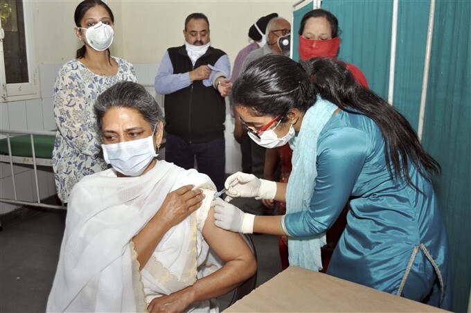 രണ്ടാംഘട്ട കോവിഡ് വാക്സിനേഷന്‍ യജ്ഞം, ചിത്രങ്ങള്‍ കാണാം