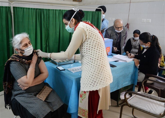 രണ്ടാംഘട്ട കോവിഡ് വാക്സിനേഷന്‍ യജ്ഞം, ചിത്രങ്ങള്‍ കാണാം