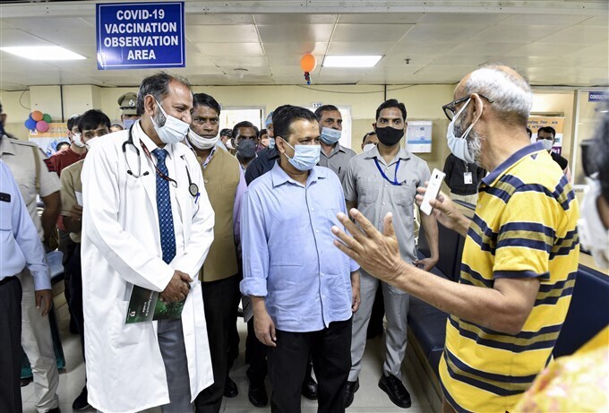  ഡല്‍ഹി മുഖ്യമന്ത്രി അരവിന്ദ് കെജ്‌രിവാള്‍ മാതാപിതാക്കള്‍ക്കൊപ്പം കോവിഡ് വാക്‌സിന്‍ സ്വീകരിക്കുന്നു