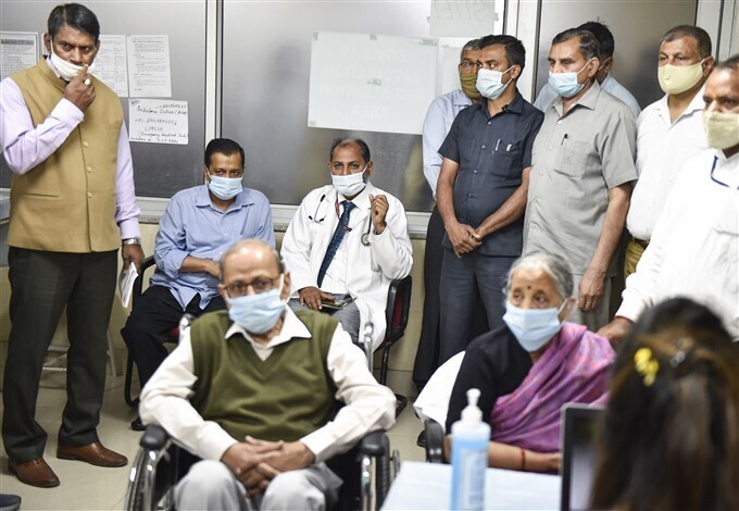  ഡല്‍ഹി മുഖ്യമന്ത്രി അരവിന്ദ് കെജ്‌രിവാള്‍ മാതാപിതാക്കള്‍ക്കൊപ്പം കോവിഡ് വാക്‌സിന്‍ സ്വീകരിക്കുന്നു