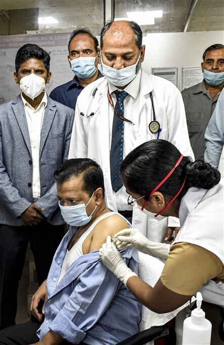  ഡല്‍ഹി മുഖ്യമന്ത്രി അരവിന്ദ് കെജ്‌രിവാള്‍ മാതാപിതാക്കള്‍ക്കൊപ്പം കോവിഡ് വാക്‌സിന്‍ സ്വീകരിക്കുന്നു