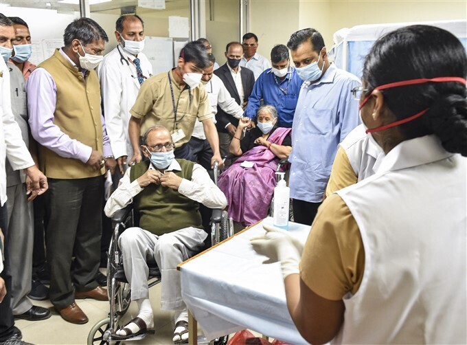  ഡല്‍ഹി മുഖ്യമന്ത്രി അരവിന്ദ് കെജ്‌രിവാള്‍ മാതാപിതാക്കള്‍ക്കൊപ്പം കോവിഡ് വാക്‌സിന്‍ സ്വീകരിക്കുന്നു