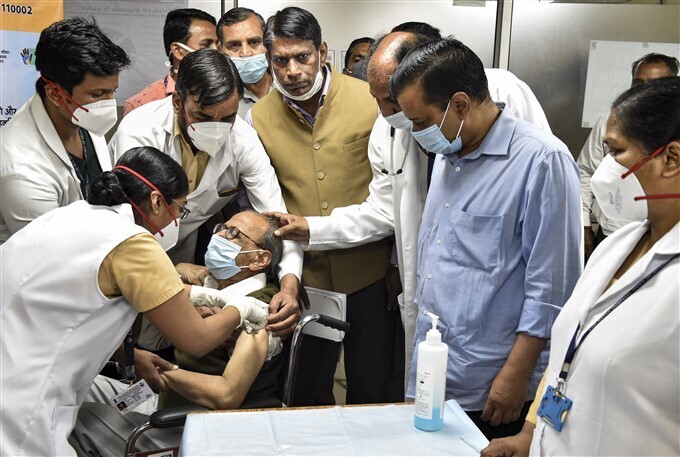  ഡല്‍ഹി മുഖ്യമന്ത്രി അരവിന്ദ് കെജ്‌രിവാള്‍ മാതാപിതാക്കള്‍ക്കൊപ്പം കോവിഡ് വാക്‌സിന്‍ സ്വീകരിക്കുന്നു