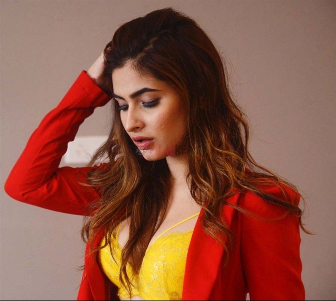 രാഗിണി എംഎംഎസ് റിട്ടേൺസിലെ രാഗിണി! കരീഷ്മ ശർമയുടെ ചിത്രങ്ങൾ കാണാം