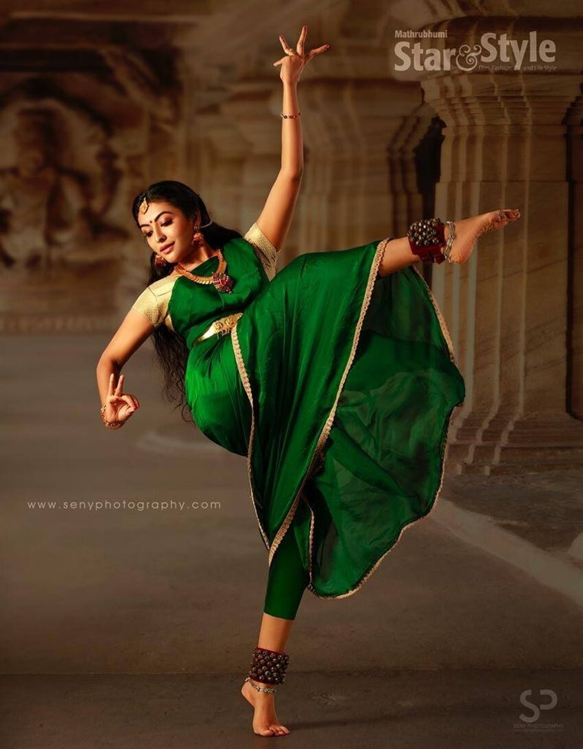 'വിമാനം'സിനിമയിലെ ആ നാടൻ പെൺകൊടി തന്നെ ആണോ ഇത്... ദുർഗ്ഗയുടെ ഹോട്ട് ചിത്രങ്ങൾ